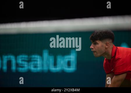 Carlos Alcaraz und Marcel Granollers (nicht im Foto) von Spanien spielen im Kampf gegen Jakub Mensik und Adam Pavlasek von der tschechischen Mannschaft während des Davis Cu Stockfoto