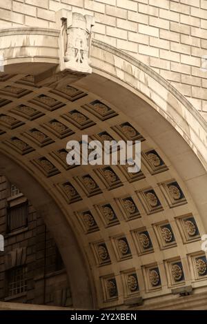 Ein aufwendig gestalteter Bogengang mit detaillierten Schnitzereien und geometrischen Mustern. London, Großbritannien Stockfoto