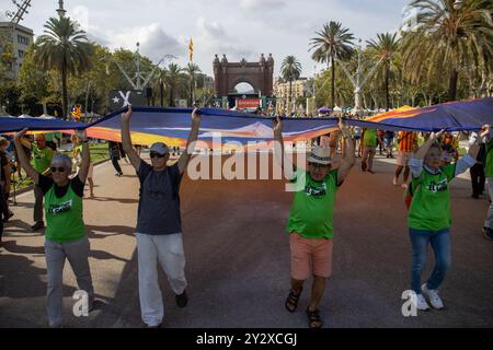 Barcelona, Spanien. September 2024. Wie jeden 11. September wurde in Barcelona der katalanische Nationalfeiertag, auch bekannt als katalonischer Nationalfeiertag, gefeiert. Am Morgen wurde das traditionelle Blumenopfer für das Denkmal von Rafael Casanova gemacht, eine politische Veranstaltung, die von OMNIUM Cultural organisiert wurde, und am Nachmittag eine gemeinsame Demonstration des Landes mit dem Motto: „Wir kehren auf die Straßen zurück: Unabhängigkeit. Justiz, Land, Zukunft“. Quelle: D. Canales Carvajal/Alamy Live News - Bild Stockfoto