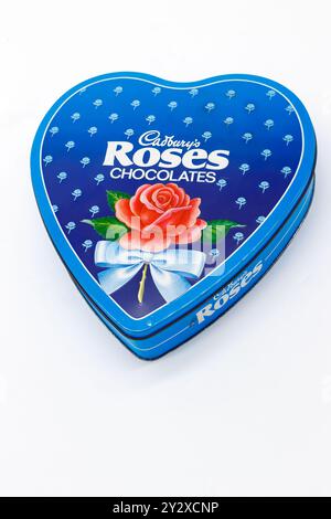 1990er Jahre Cadbury Roses Vintage Heart Dose mit Schokoladenlösung auf weißem Studiohintergrund Stockfoto