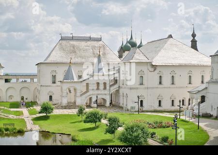 Alte russische Architektur des Kremls in Rostow Weliky, Region Jaroslawl, Russland - 1. Juli 2024. Rote Kammer mit einer Veranda. Goldener Ring von Russland. Hallo Stockfoto