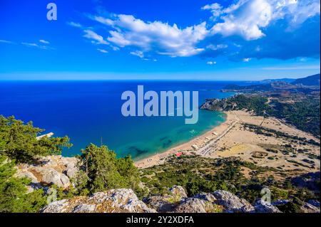 Tsambika Beach - Blick vom Kloster Panagia Kyra Psili - Paradies Küste Landschaft von Rhodos - Reiseziel in Griechenland Stockfoto