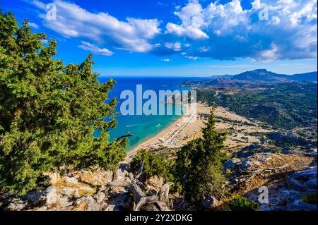 Tsambika Beach - Blick vom Kloster Panagia Kyra Psili - Paradies Küste Landschaft von Rhodos - Reiseziel in Griechenland Stockfoto