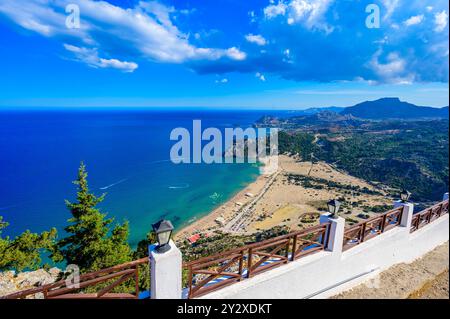 Tsambika Beach - Blick vom Kloster Panagia Kyra Psili - Paradies Küste Landschaft von Rhodos - Reiseziel in Griechenland Stockfoto