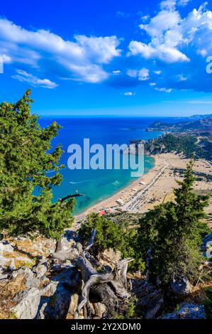 Tsambika Beach - Blick vom Kloster Panagia Kyra Psili - Paradies Küste Landschaft von Rhodos - Reiseziel in Griechenland Stockfoto