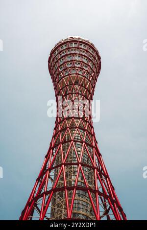 Ein flacher Blick auf den Kobe Port Tower in Japan mit klarem Himmel Hintergrund. Stockfoto