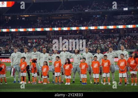 Arlington, Usa. September 2024. Team Mexico singt die mexikanische Nationalhymne vor dem internationalen Freundschaftsspiel zwischen Mexiko und Kanada im AT&T Stadium. Endstand Mexiko und Kanada spielten 0:0. Am 10. September 2024 in Mexiko-Stadt. (Foto: Javier Vicencio/Eyepix Group) Credit: Eyepix Group/Alamy Live News Stockfoto