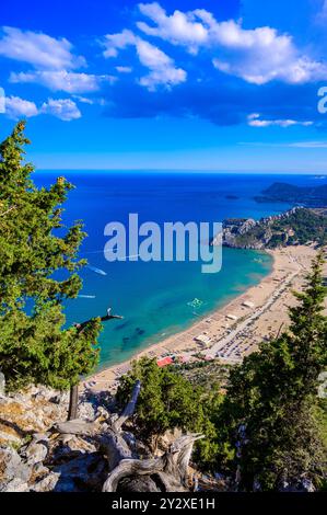 Tsambika Beach - Blick vom Kloster Panagia Kyra Psili - Paradies Küste Landschaft von Rhodos - Reiseziel in Griechenland Stockfoto