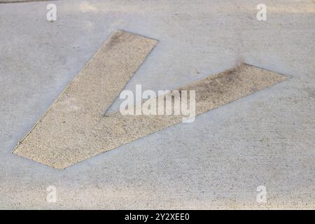 Bunte Buchstaben auf dem Bürgersteig im Kinderschulpark Stockfoto