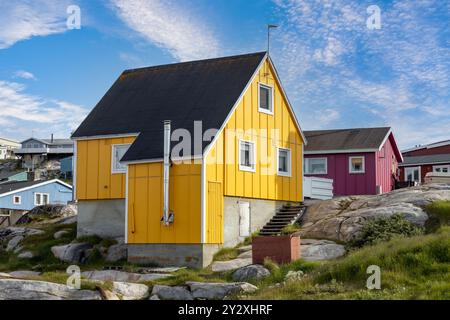 Typische Architektur des grönländischen Ilulissat mit farbigen Häusern in der Nähe von Fjorden und Eisbergen. Stockfoto