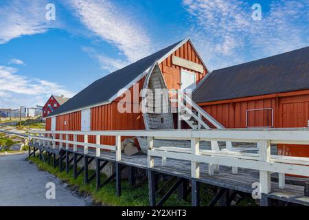 Typische Architektur des grönländischen Ilulissat mit farbigen Häusern in der Nähe von Fjorden und Eisbergen. Stockfoto