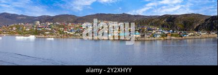 Typische Architektur des grönländischen Ilulissat mit farbigen Häusern in der Nähe von Fjorden und Eisbergen. Stockfoto