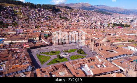 Blick aus der Vogelperspektive auf die Plaza de Armas in Cusco, Peru, mit der historischen Architektur und der umliegenden Stadtlandschaft mit Bergen im Hintergrund Stockfoto