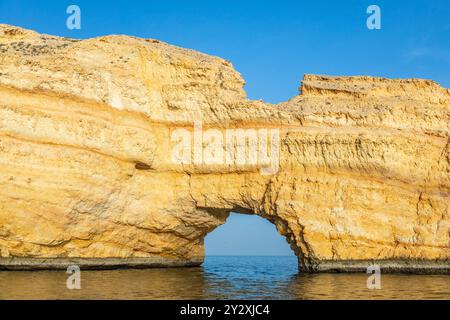 Qantab natürlicher Bogengang im Felsen, Muskat, Sultanat Oman Stockfoto