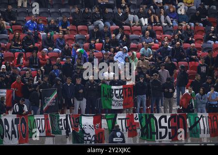 Budapest, Ungarn. September 2024. Italien-Fans beim Spiel der UEFA Nations League in der Bozsik Arena in Budapest. Der Bildnachweis sollte lauten: Jonathan Moscrop/Sportimage Credit: Sportimage Ltd/Alamy Live News Stockfoto