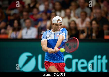 Tomas Machac von der tschechischen Mannschaft in Aktion gegen Carlos Alcaraz von Spanien im Davis Cup Finale Gruppe B Singles am 11. September 2024 in Pabellon Fuente de San Luis (Valencia). Carlos Alcaraz won 7/6, 1/6, Ruhestand. (Foto: /SIPA USA) Credit: SIPA USA/Alamy Live News Stockfoto