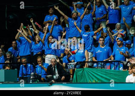 Bologna, Italien. September 2024. Italienische Fans unterstützen die Nationalmannschaft beim Gruppenspiel des Davis Cup 2024 zwischen Italien und Brasilien in der Unipol Arena am 11. September 2024 in Bologna. Quelle: Massimiliano Donati/Alamy Live News Stockfoto