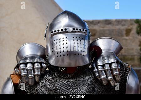 Stücke mittelalterlicher Rüstungsnachbildungen aus Metall, die während einer mittelalterlichen Nachstellung in der Altstadt von Mdina auf der Insel Malta verwendet wurden Stockfoto