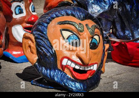 Kulturelle Tradition auf den Messen von Puertollano (2009): Parade von Riesen und Großköpfen Stockfoto