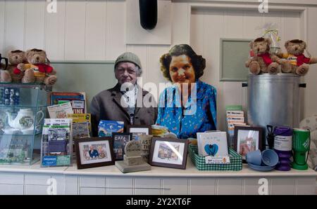 Pappausschnitte von Compo (Bill Owen) und Ivy (Jane Peters) in Sid's Café, Holmfirth, Filmset für die letzte der Summer Wine british Sitcom-Serie Yorksh Stockfoto