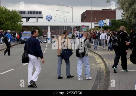 AUFZEICHNUNGSDATUM NICHT ANGEGEBEN SCHICHTWECHSEL. Werksangehoerige vom VW Volkswagenwerk Wolfsburg haben Schichtschluss. Hier am 11.06.2009 in Wolfsburg. *** Schichtwechsel Mitarbeiter des VW Volkswagen Werks Wolfsburg haben hier am 11 06 2009 in Wolfsburg Schichtende Stockfoto