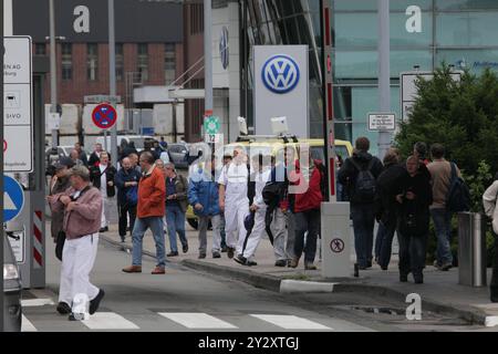 AUFZEICHNUNGSDATUM NICHT ANGEGEBEN SCHICHTWECHSEL. Werksangehoerige vom VW Volkswagenwerk Wolfsburg haben Schichtschluss. Hier am 11.06.2009 in Wolfsburg. *** Schichtwechsel Mitarbeiter des VW Volkswagen Werks Wolfsburg haben hier am 11 06 2009 in Wolfsburg Schichtende Stockfoto