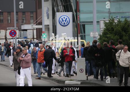 AUFZEICHNUNGSDATUM NICHT ANGEGEBEN SCHICHTWECHSEL. Werksangehoerige vom VW Volkswagenwerk Wolfsburg haben Schichtschluss. Hier am 11.06.2009 in Wolfsburg. *** Schichtwechsel Mitarbeiter des VW Volkswagen Werks Wolfsburg haben hier am 11 06 2009 in Wolfsburg Schichtende Stockfoto