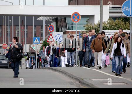 AUFZEICHNUNGSDATUM NICHT ANGEGEBEN SCHICHTWECHSEL. Werksangehoerige vom VW Volkswagenwerk Wolfsburg haben Schichtschluss. Hier am 11.06.2009 in Wolfsburg. *** Schichtwechsel Mitarbeiter des VW Volkswagen Werks Wolfsburg haben hier am 11 06 2009 in Wolfsburg Schichtende Stockfoto