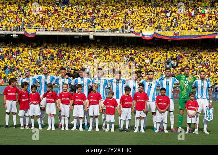 Barranquilla, Kolumbien. September 2024. (L-R) Rodrigo de Paul, Leandro Paredes, Lisandro Martinez, Enzo Fernandez, Nicolas Gonzalez, Gonzalo Montiel, Julian Alvarez, Lautaro Martinez, Cristian Romero, Emiliano Martinez, Nicolas Otamendi aus Argentinien, während der Nationalhymne vor dem Spiel zwischen Kolumbien und Argentinien für die 8. Runde der FIFA 2026-Qualifikation, am 10. September 2024 im Roberto Melendez Metropolitan Stadium in Barranquilla, Kolumbien Foto: Jose Pino/DiaEsportivo/Alamy Live News Credit: DiaEsportivo/Alamy Live News Stockfoto