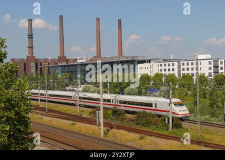 Volkswagenwerk Wolfsburg mit Silhouette 4 Schornsteine und die vorgelagerte Autostadt sowie die ICE Linie Hannover - Berlin mit WOB. Haltestelle- gesehen am 14. 07. 2010. *** Volkswagen-Werk Wolfsburg mit Silhouette 4 Schornsteinen und der Autostadt davor sowie der ICE-Linie Hannover Berlin mit WOB-Haltestelle am 14 07 2010 Stockfoto