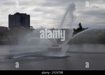 Portland, USA. September 2024. Feuerwehrboot 21, genannt Kwansem, pumpt am Ende der Zeremonie Wasser. Portland Fire and Rescue, das Feuerwehrbüro von Portland, Oregon, erinnert jährlich an das Heldentum der Feuerwehr von New York während der Angriffe vom 11.09.2001, bei denen über 300 Feuerwehrleute auf einmal gefordert wurden und viele weitere töteten, als nachfolgende Krankheiten das Leben forderten. (Foto: John Rudoff/SIPA USA) Credit: SIPA USA/Alamy Live News Stockfoto