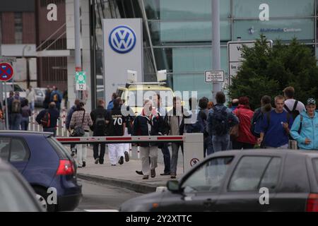 AUFZEICHNUNGSDATUM NICHT ANGEGEBEN SCHICHTWECHSEL. Werksangehoerige vom VW Volkswagenwerk Wolfsburg haben Schichtschluss. Hier am 11.06.2009 in Wolfsburg. *** Schichtwechsel Mitarbeiter des VW Volkswagen Werks Wolfsburg haben hier am 11 06 2009 in Wolfsburg Schichtende Stockfoto