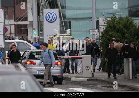 AUFZEICHNUNGSDATUM NICHT ANGEGEBEN SCHICHTWECHSEL. Werksangehoerige vom VW Volkswagenwerk Wolfsburg haben Schichtschluss. Hier am 11.06.2009 in Wolfsburg. *** Schichtwechsel Mitarbeiter des VW Volkswagen Werks Wolfsburg haben hier am 11 06 2009 in Wolfsburg Schichtende Stockfoto