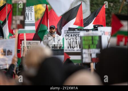 London, Großbritannien. September 2024. Ein Sprecher spricht die Menge an. Nach dem Bombenanschlag auf die „Sicherheitszone“ von al-Mawasi in Gaza durch Israel versammeln sich propalästinensische Demonstranten vor der Downing Street 10, um von der britischen Regierung ein vollständiges Waffenembargo gegen Israel zu fordern. Quelle: David Tramontan / Alamy Live News Stockfoto