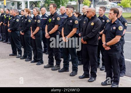 Portland, USA. September 2024. Portland Fire and Rescue, das Feuerwehrbüro von Portland, Oregon, erinnert jährlich an das Heldentum der Feuerwehr von New York während der Angriffe vom 11.09.2001, bei denen über 300 Feuerwehrleute auf einmal gefordert wurden und viele weitere töteten, als nachfolgende Krankheiten das Leben forderten. (Foto: John Rudoff/SIPA USA) Credit: SIPA USA/Alamy Live News Stockfoto