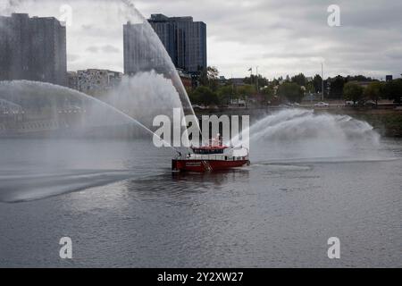 Portland, USA. September 2024. Feuerwehrboot 21, genannt Kwansem, pumpt am Ende der Zeremonie Wasser. Portland Fire and Rescue, das Feuerwehrbüro von Portland, Oregon, erinnert jährlich an das Heldentum der Feuerwehr von New York während der Angriffe vom 11.09.2001, bei denen über 300 Feuerwehrleute auf einmal gefordert wurden und viele weitere töteten, als nachfolgende Krankheiten das Leben forderten. (Foto: John Rudoff/SIPA USA) Credit: SIPA USA/Alamy Live News Stockfoto