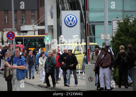 AUFZEICHNUNGSDATUM NICHT ANGEGEBEN SCHICHTWECHSEL. Werksangehoerige vom VW Volkswagenwerk Wolfsburg haben Schichtschluss. Hier am 11.06.2009 in Wolfsburg. *** Schichtwechsel Mitarbeiter des VW Volkswagen Werks Wolfsburg haben hier am 11 06 2009 in Wolfsburg Schichtende Stockfoto