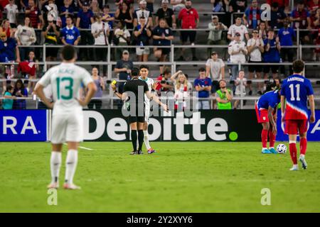 Cincinnati, Ohio, USA, 10. September 2024. Neuseeland erhält in der ersten Halbzeit eine gelbe Karte. Die USMNT spielt Neuseeland in einem internationalen Freundschaftsspiel im TQL Stadium in Cincinnati, Ohio. Quelle: Kindell Buchanan/Alamy Live News Stockfoto