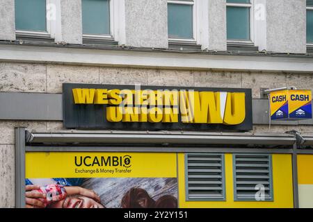 Western Union, Geldtransfer, Bargeld, Finanzdienstleistungen, Überweisungen, Geld senden, internationale Zahlungen, Währungswechsel, finanzielle Unterstützung, Migranten, Auslandsüberweisungen, schnelle Geldsendungen, sichere Transaktionen, Gebühren für Geldüberweisungen, Bargeldabholung, Finanzinfrastruktur, Kundensicherheit, Geldwäschebekämpfung, Datenschutz, Austauschdienste, Zugang zu Finanzdiensten, Geldtransfersysteme, Finanztechnologie, internationale Märkte, Sofortüberweisungen, Globalisierung, Wirtschaftsmobilität, Auslandsgeldtransfer. *** Western Union, Geldtransfer, Bargeld, Finanzierung Stockfoto