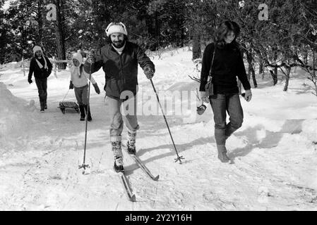 Bill Jay Fotograf, Autor und Lehrer, auf der DH Lawrence Ranch, Taos, New Mexico, USA 1972. Bills Töchter und Juliet Sykes (geb. Watson) 1970er Jahre US HOMER SYKES Stockfoto