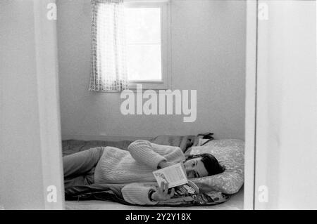 Bill Jay Fotograf, Autor und Lehrer, auf der DH Lawrence Ranch, Taos, New Mexico, USA 1972. Ich las ein Taschenbuch von Zane Grey aus dem Westen. 1970ER JAHRE US HOMER SYKES Stockfoto