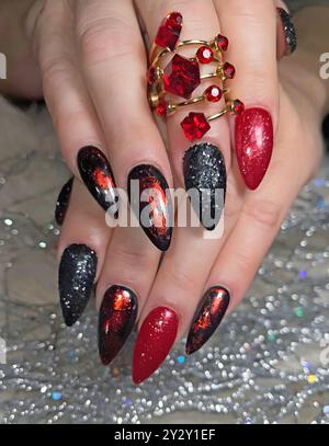 Auf diesem Foto sehen Sie elegante Fingernagelmotive an den Händen eines Models. Stockfoto