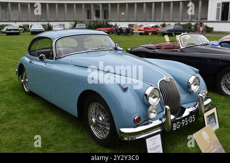 Soestdijk, Niederlande – 1. September 2023: Ein klassischer blauer Jaguar XK 150 Stockfoto