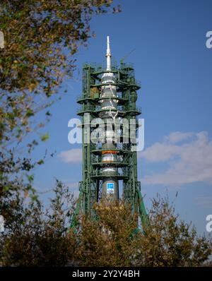 Baikonur, Kasachstan. September 2024. Die Sojus MS-26 mit der Besatzung der Expedition 72 wird auf der Startfläche 31 für einen Nachtstart vom Baikonur Cosmodrome am 11. September 2024 in Baikonur, Kasachstan, vorbereitet. Die Rakete transportiert die Besatzungsmitglieder der Expedition 72, den NASA-Astronauten Don Pettit, die Roscosmos-Kosmonauten Alexey Ovchinin und Ivan Vagner zur Internationalen Raumstation. Quelle: Bill Ingalls/NASA Photo/Alamy Live News Stockfoto