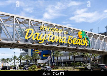 Das Schild „Welcome to Daytona Beach“ befindet sich außerhalb des Daytona International Speedway auf einer Fußgängerbrücke. Stockfoto