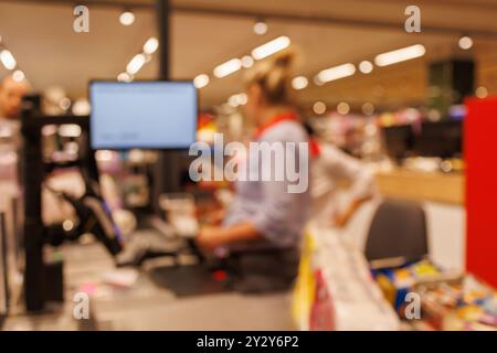 Abstrakte Unschärfe-Regale im Supermarkt. Lebensmittelgeschäft im Innenraum mit defokussiertem Hintergrund, breites Warenangebot, lebhafter Supermarkt, Einkaufsumgebung Stockfoto