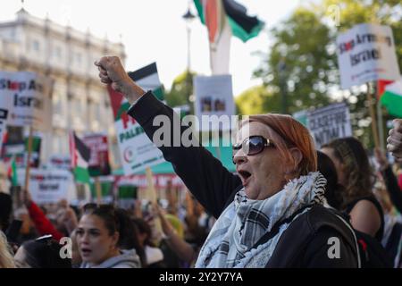 Hunderte palästinensischer Demonstranten versammeln sich in Whitehall, um gegen den anhaltenden Krieg in Gaza, den israelischen Angriff in der Vornacht, bei dem Dutzende getötet wurden, und gegen die anhaltende britische Bewaffnung Israels am 11. September 2024 in Zentral-London, Großbritannien, zu protestieren. Stockfoto