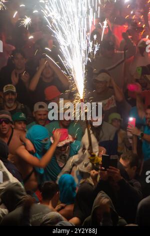 Korrefoc bei den San Juan Festlichkeiten in Jávea, Spanien, 24. Juni 2024. Junge Leute, die Spaß bei der Feier eines Correfoc in Spanien haben. Stockfoto