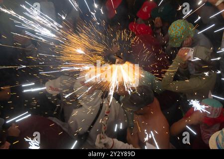 Korrefoc bei den San Juan Festlichkeiten in Jávea, Spanien, 24. Juni 2024. Funken von einer Teufelskaete in einem Korrefoc. Traditionelle Feier der Spanis Stockfoto