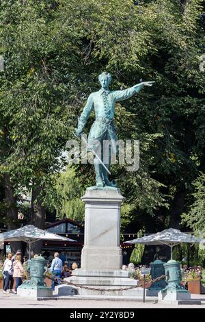 Statue von Karl XII., manchmal Carl XII. (Schwedisch Karl XII.) oder Carolus Rex. Er zeigt nach Osten auf den historischen Feind Schwedens. Stockfoto